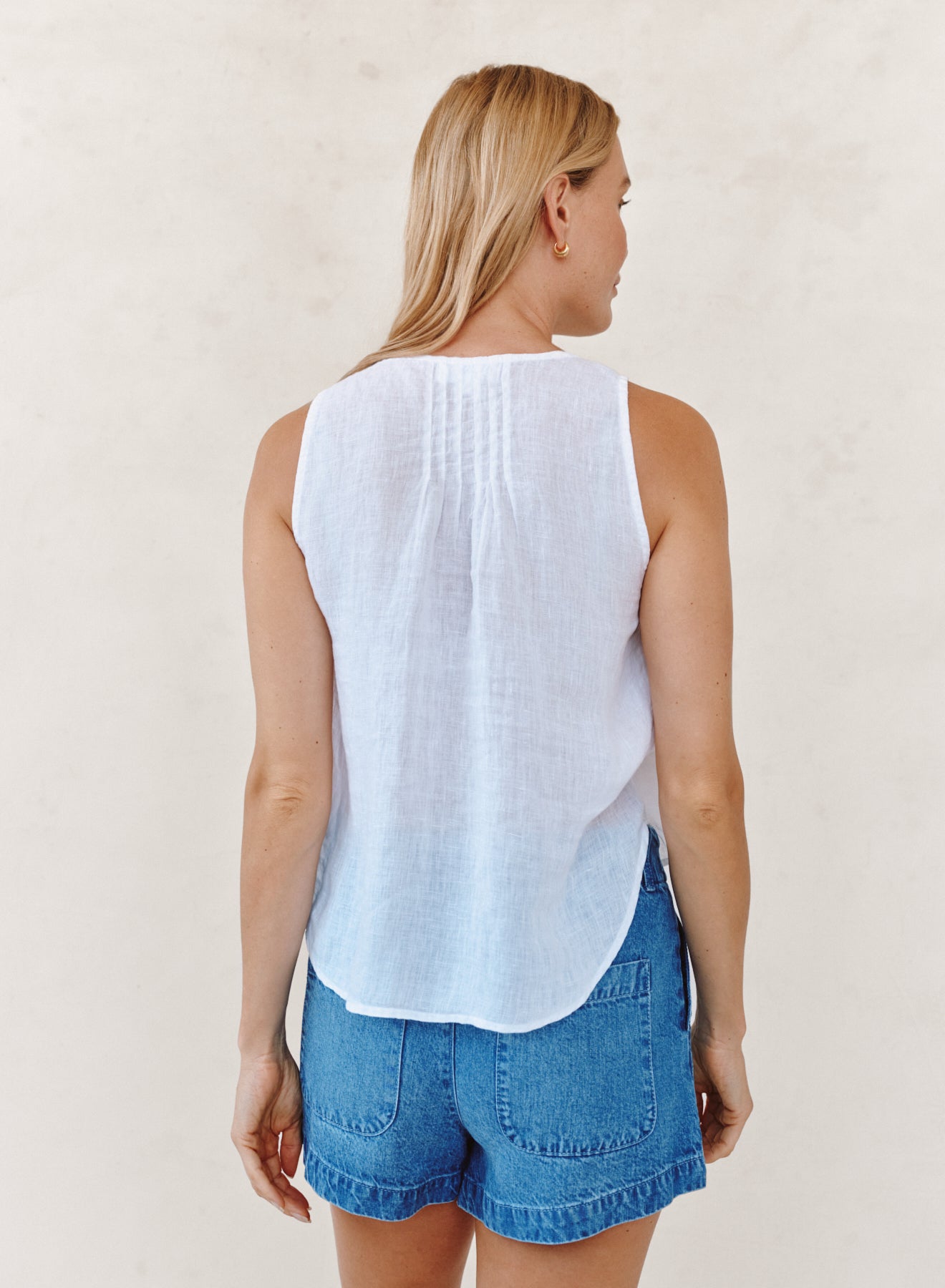 B2096-653-302 - SLEEVELESS PINTUCK V-NECK TOP