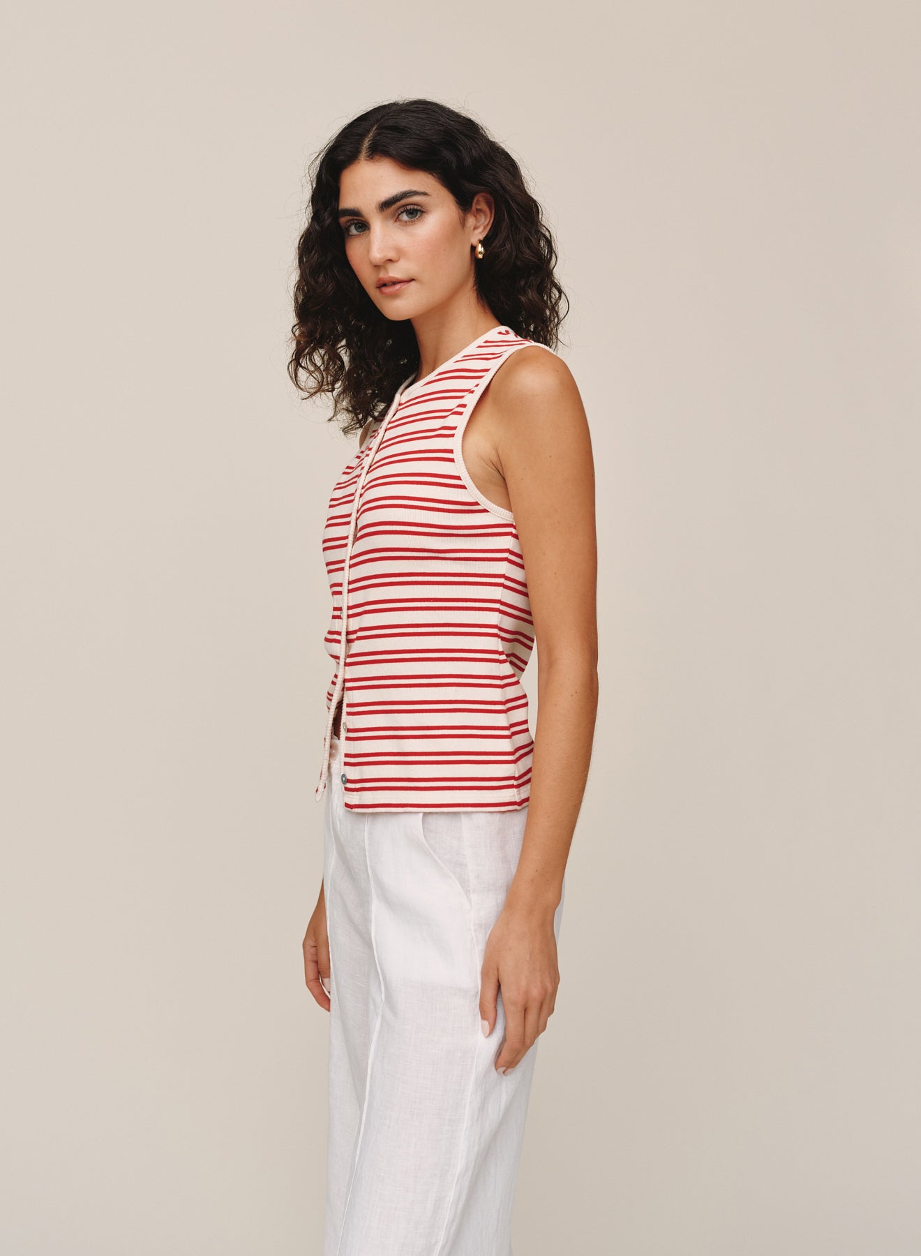 B20079-L09-304 - SLEEVELESS FITTED BUTTON DOWN TOP