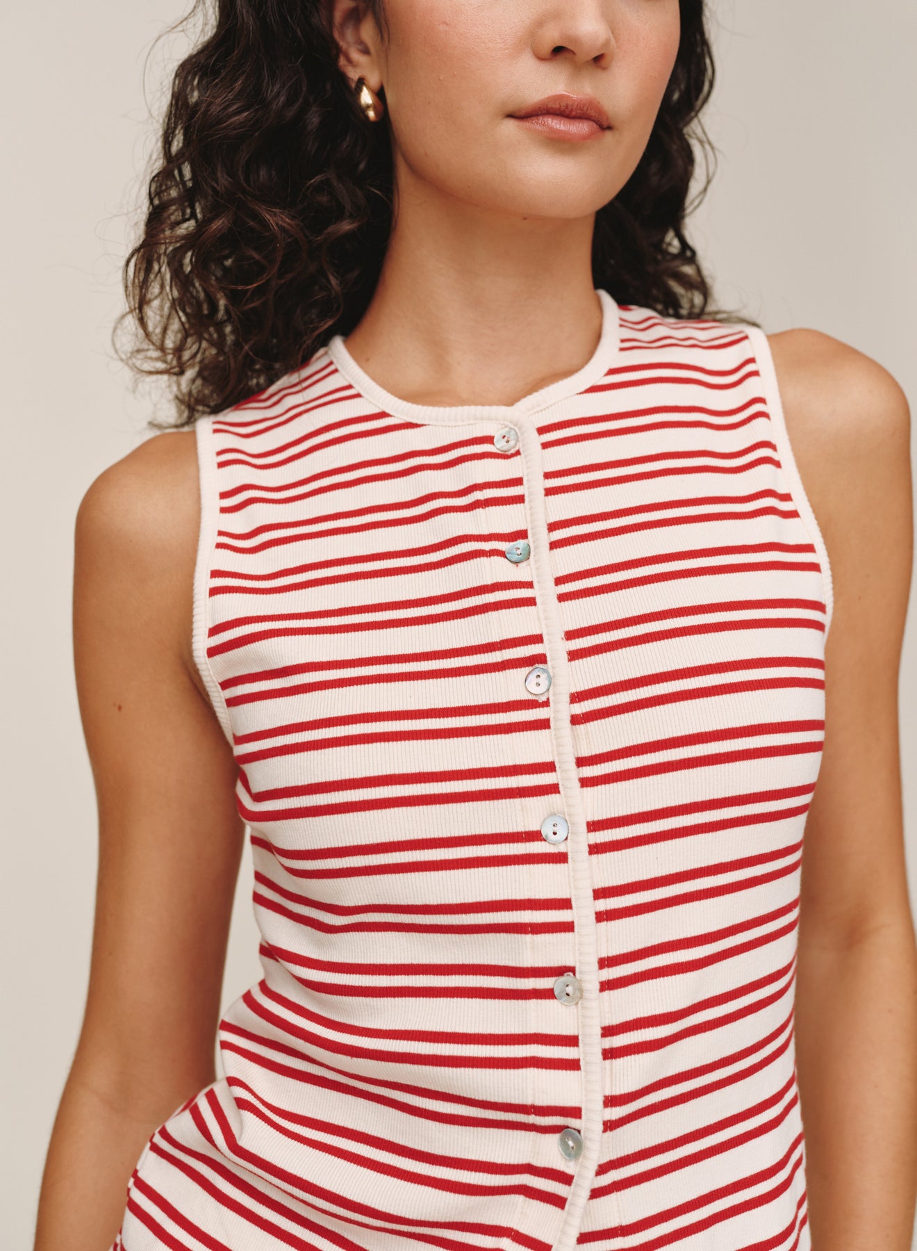 B20079-L09-304 - SLEEVELESS FITTED BUTTON DOWN TOP