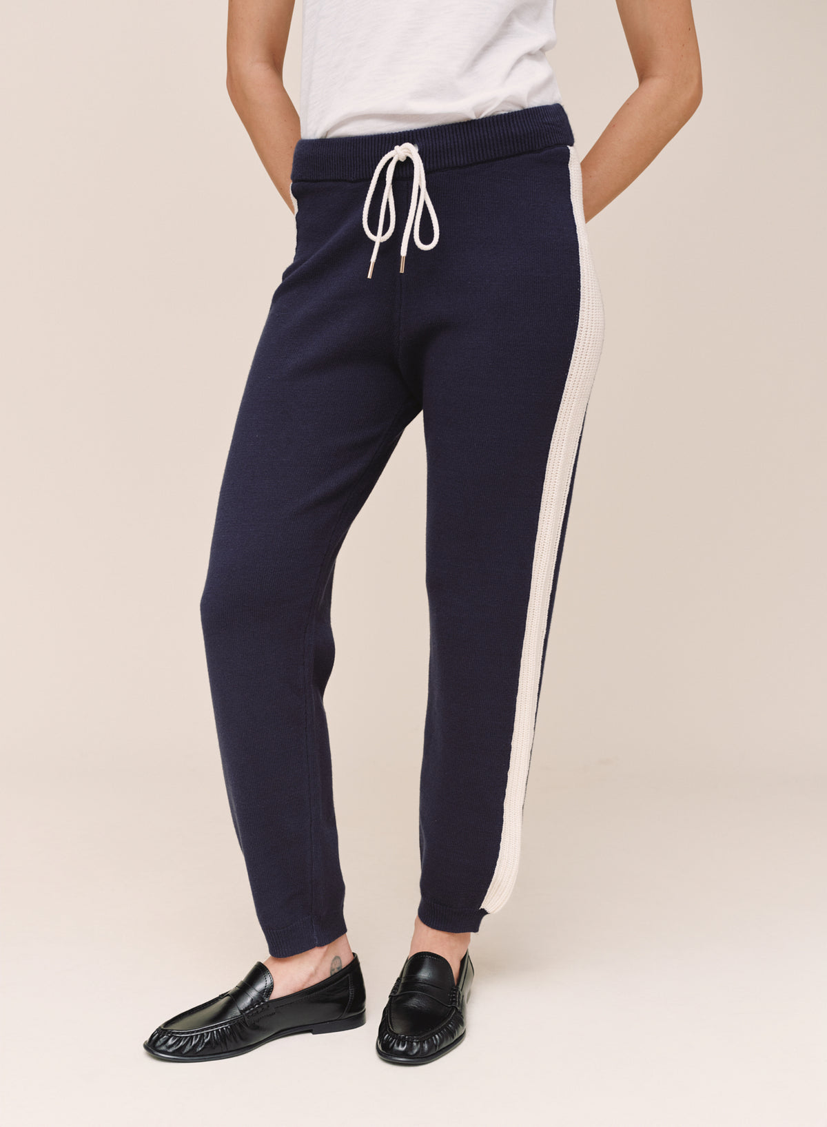 B3390-K81-304 - CONTRAST STRIPE KNIT JOGGER