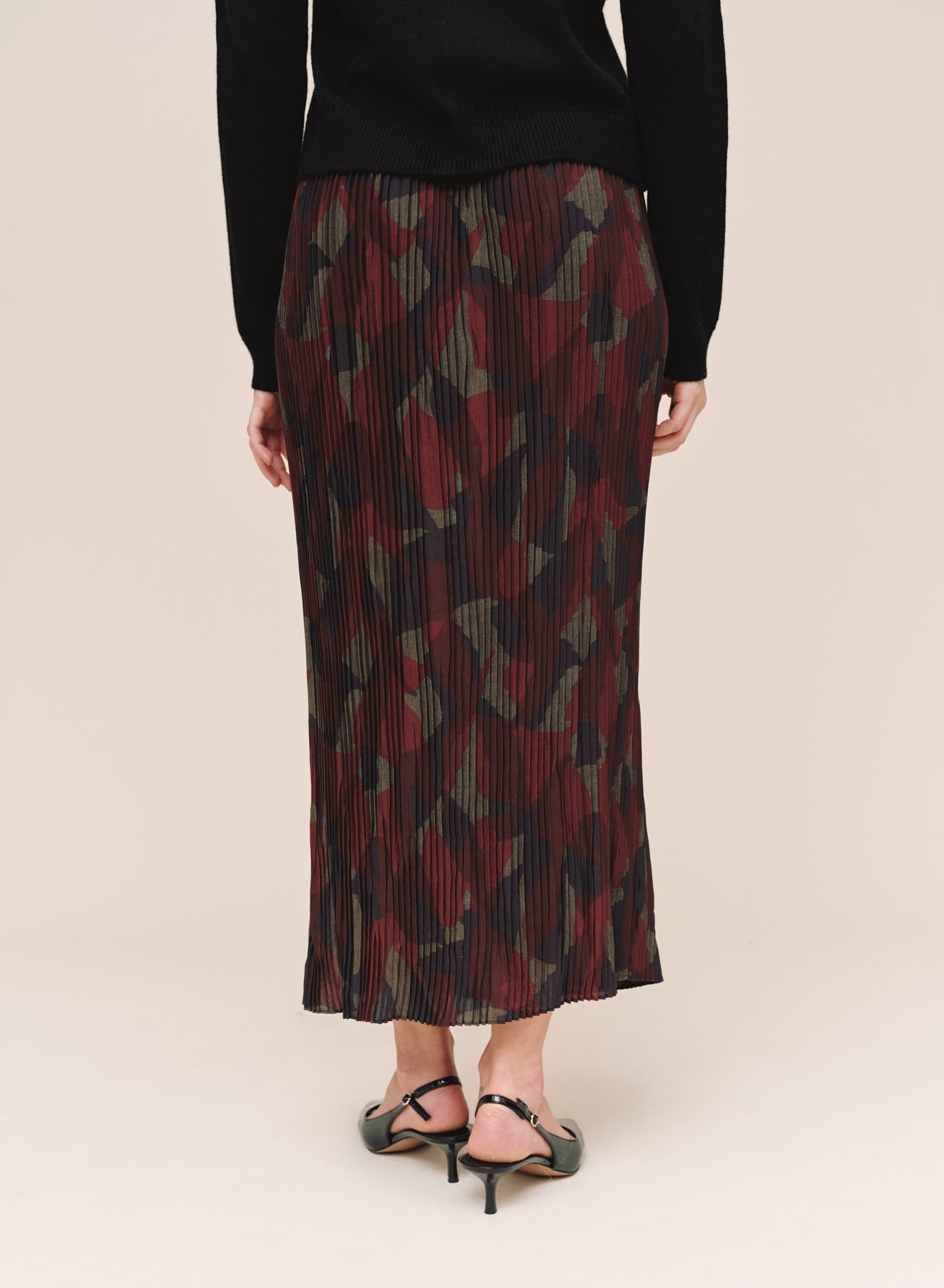B3747-L79-300 - FRONT SLIT PLEATED SKIRT
