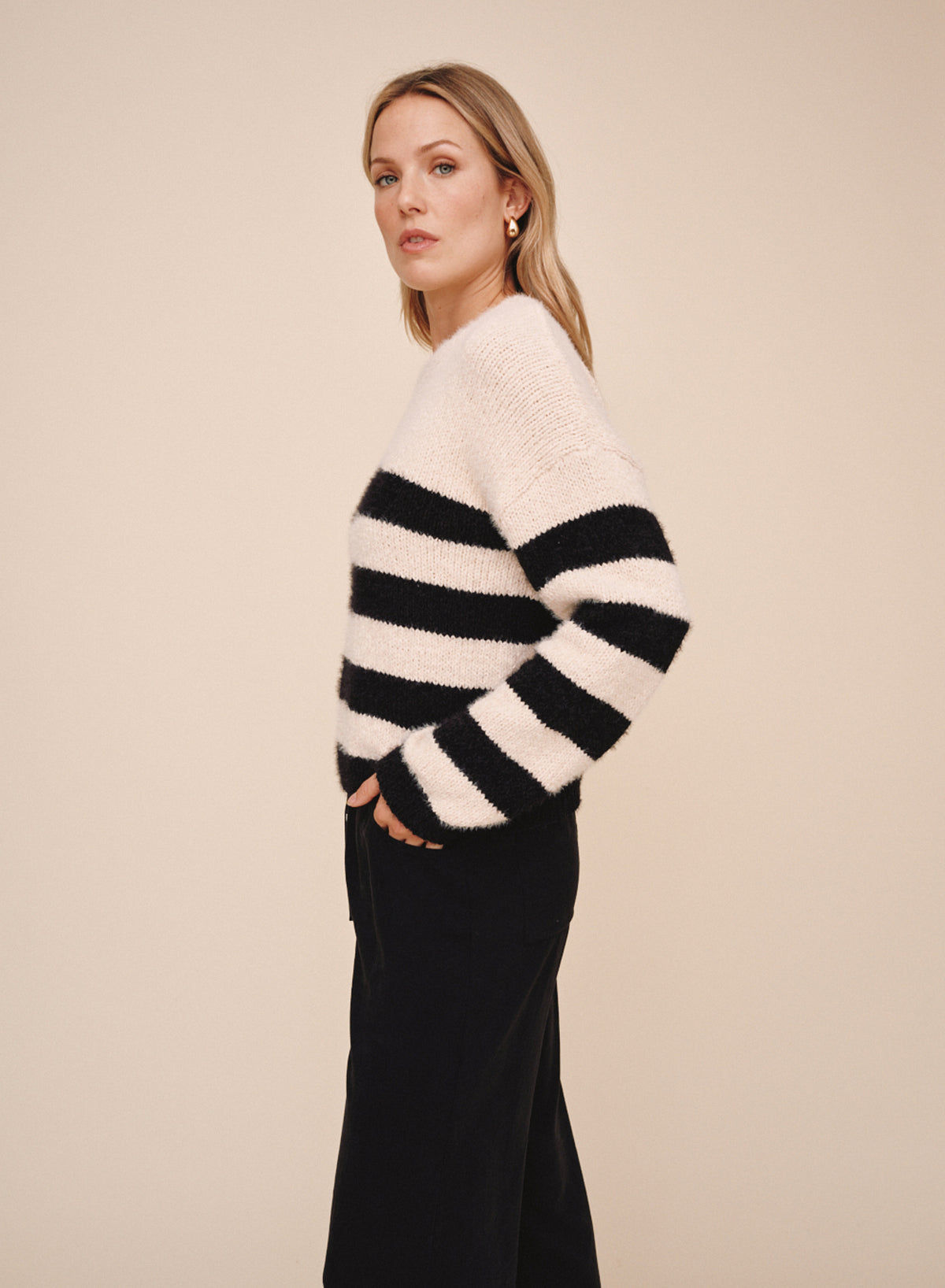 B2001-L40-300 - DROP SHOULDER SWEATER