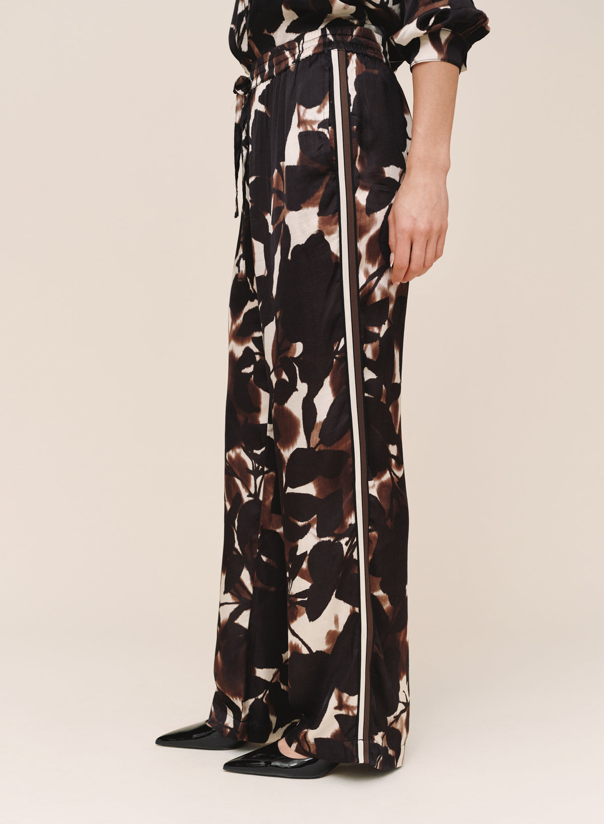 B3717-L48-304 - DRESSED UP TRACK PANT WITH STRIPE