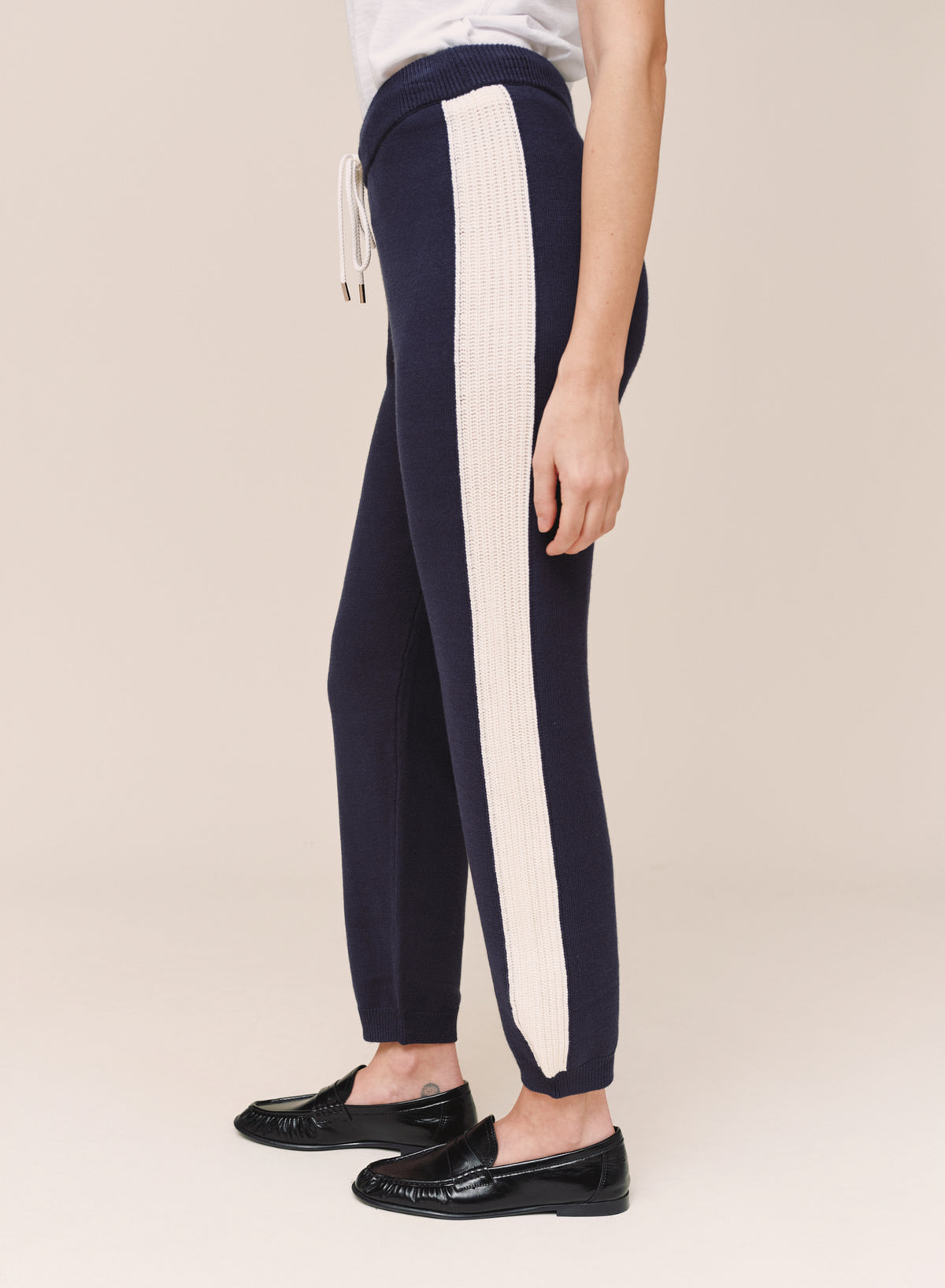 B3390-K81-304 - CONTRAST STRIPE KNIT JOGGER