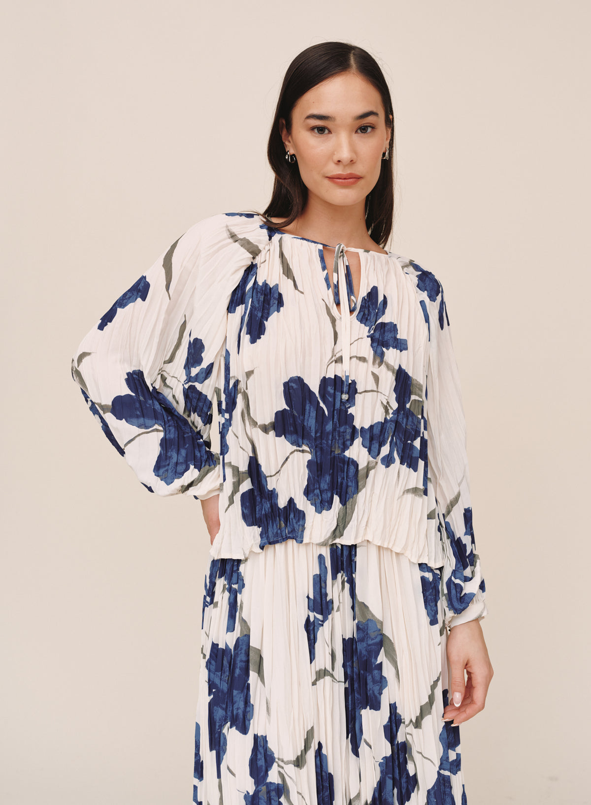 B20128-L17-300 - PLEATED TIE FRONT TOP