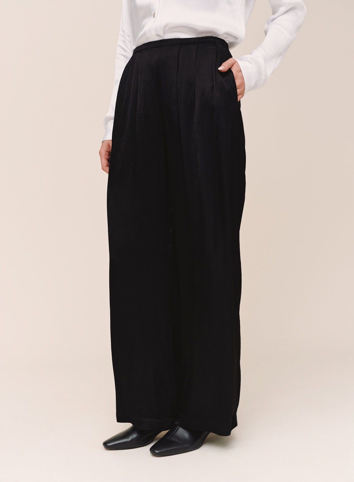 B3769-L72-302 - TRIPLE PLEATED WIDE LEG
